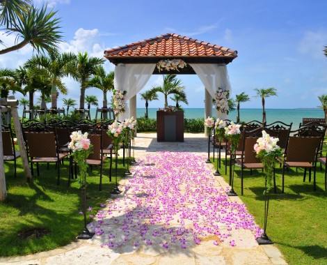 石垣島の豊かな色彩に包まれる ガーデンウエディング 旅するウェディング 沖縄で結婚しましょう そして旅をしましょう